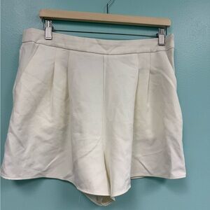 Topshop 2-pocket short in ivory size 10